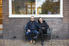 852149 Portret van Alex en Eveline, bewoners van een huis aan het Geertebolwerk te Utrecht.